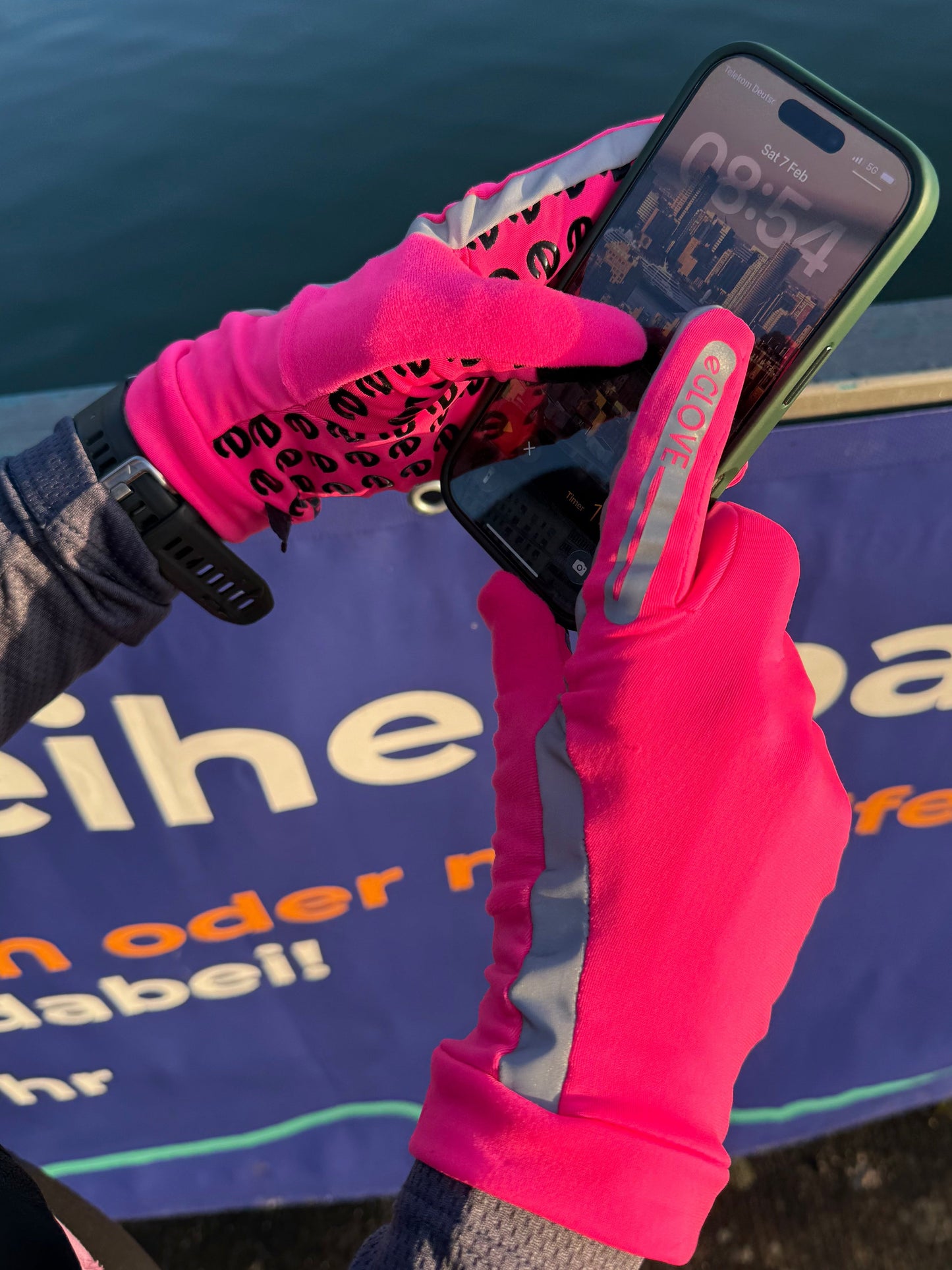 eGLOVE Hi-Vis Run Gloves – Fluoro Pink | Reflective Touchscreen Running Gloves